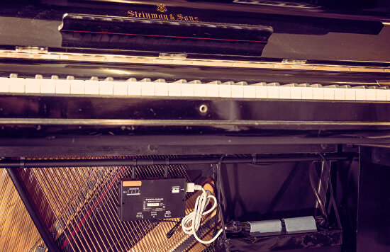 nstallatie van de Piano Life Saver door Pianoservice Den Haag, ontworpen om de piano te beschermen tegen vocht- en droogteschommelingen voor optimale stemming en behoud van het instrument.